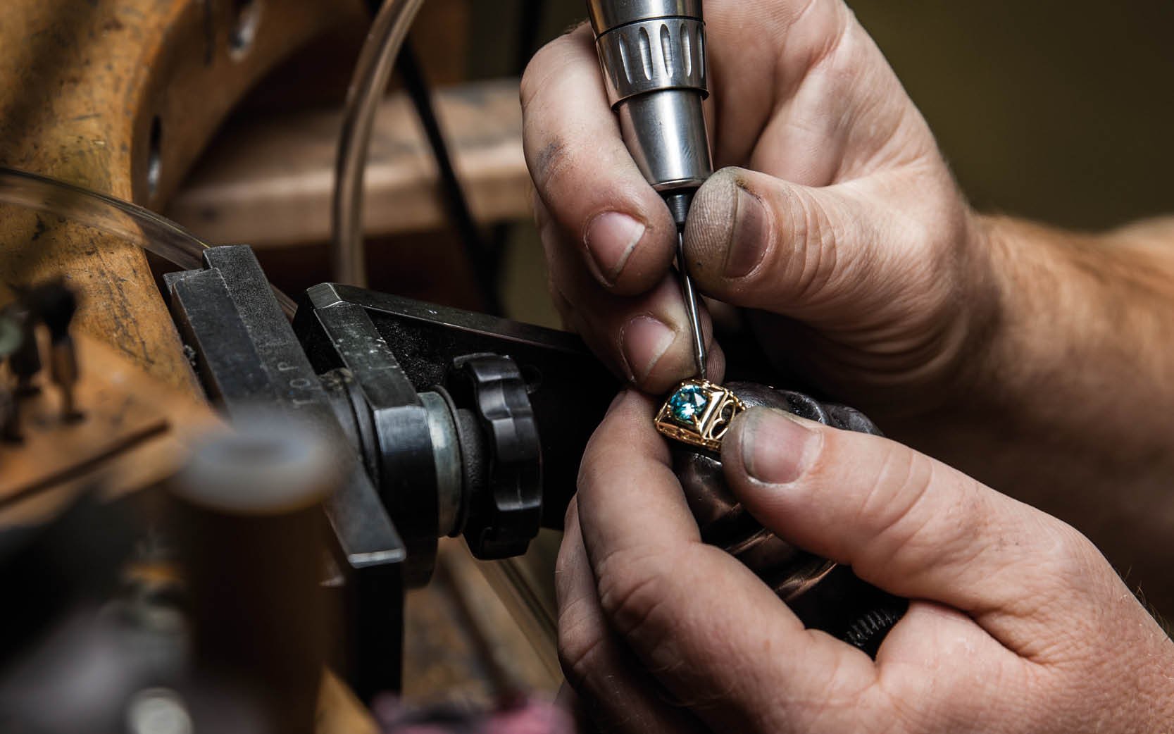 Setting Topaz gemstones