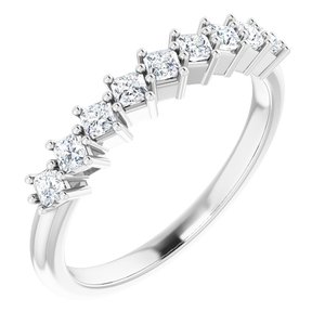 https://meteor.stullercloud.com/das/73684224?obj=metals&obj.recipe=white&obj=stones/diamonds/g_Accent&$standard$